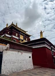 Pegunungan berkabut — mewakili Biara Tashilhunpo dan kawasan Shigatse pada paket tour Tibet
