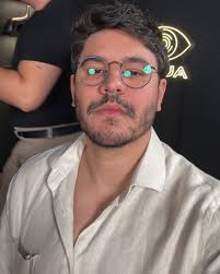 Acho que todo menino já se apaixonou pela professora. É uma dessas coisas  obrigatórias da adolescência. Quando fiz o 8° ano, conheci Ellen,  professora de literatura. Devia ter uns 24 anos, cabelo