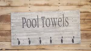 Pool Handtuch Schild Mit Haken Pool Handtuchhalter Pool Handtuchhalter Pool House Decor Pool House S In 2020 Towel Rack Pool Pool House Decor Pool Towel Holders