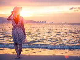 Ungkapan itu menggambarkan mengenai suasana pantai di mana kamu bisa melihat pasir dan laut, serta laut dan langit yang seolah menyatu. 15 Ide Caption Instagram Yang Oke Saat Traveling Di Pantai
