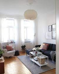 Eine Kleine Galerie Wand Und Eine Tolle Deckenleuchte Bringen Leben In Diesem Haus Dekoration Wohnzimmer Einrichten Wohnzimmer Gestalten Zimmer Dekor Ideen