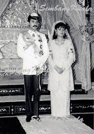 Assalamualaikum dan salam muafakat, beberapa foto kenangan penglibatan barisan staf yayasan raja zarith sofiah dalam kembara mahkota johor tempoh hari. Royal Wedding D Y M M Raja Zarith Sofia Binti Sultan Idris Shah And D Y M M Sultan Ibrahim Of Johor In 1983 Sembangkuala