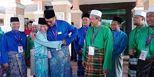 Kecoh kisah nik adli anak almarhum tok guru nik aziz cuba menghalang mahathir mengunjungi pusara mursyidul am pas itu. Pru14 Penamaan Calon Di Hulu Terengganu Berlangsung Aman Trdi News