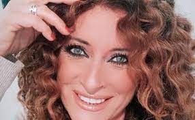Valentina persia è un' attrice comica, cabarettista e ballerina, di 49 anni. Chi E Valentina Persia Eta Morte Ex Compagno Salvo Figli Instagram