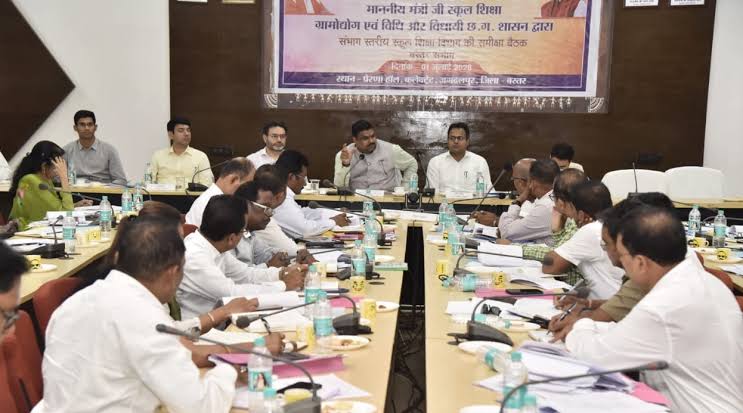 शिक्षा मंत्री गजेंद्र यादव ने बस्तर संभाग की शिक्षा व्यवस्था की समीक्षा की  - 36 Garhi
