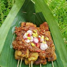 Buat anda yang mungkin baru mendengar atau belum pernah mencobanya, mungkin keunikan cita rasa itu karena resep sate ini memakai bumbu petis sebagai ciri khas. Hasil Pencarian Untuk Sate Kere Kabarin Co Id