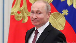 Vladimir putin met with constitutional court chairman valery zorkin on the eve of constitution day vladimir putin discussed the #wearetogether campaign with the volunteers and finalists of the. Kommentar Die Welt Unsicherer Machen 20 Jahre Wladimir Putin Kommentare Dw 09 08 2019