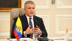 El presidente de colombia, iván duque, confirmó que el helicóptero en que viajaba fue impactado por disparos este viernes cuando se disponía a aterrizar en cúcuta, en la frontera con venezuela, lo que calificó de atentado cobarde del que salió ileso al igual que los demás miembros de su comitiva. Hsdze4btarzckm