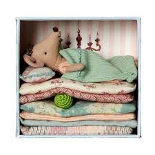 Commandez Des Maintenant Notre Souris Princesse Petit Pois Maileg Profitez D Une Livraison Soignee Et D Un Pai Princesse Au Petit Pois Souris Maison De Poupee