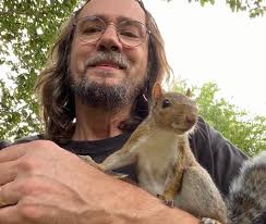 The usual mushrooms, and some visitors 🤔