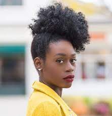 20 Frisuren Und Haarschnitte Fur Lockiges Haar Neue Haarmodelle Naturliche Frisuren Haarschnitt Fur Lockige Haare Kurze Afro Frisuren