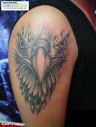 Le tatouage plume est au plus souvent associé aux tribus amérindiens. 44 Idees De Tatouage Aigle Tatouages Aigle Aigle Tatouage