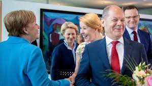 Im januar wurde karsten giffey, mann von bundesfamilienministerin franziska giffey, aus dem berliner landesdienst entlassen. Giffey Rucktritt Die Familienministerin Zieht Sich Wegen Plagiats Vorwurfen Endgultig Zuruck