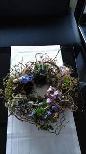 Eine korkenzieherweide bringt form und farbe in den großen und kleinen garten. Diy Kranz Aus Korkenzieherweide Getrockneten Hortensien Perlhuhnfedern Dekoeiern Korkenzieherweide Fruhlingskranz Herbst Dekoration