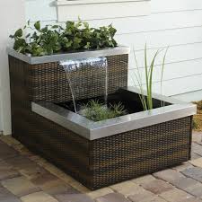 Origineller Miniteich Behalter Aus Braunem Rattan Und Mit Wasserfall Und Blumenkasten Miniteich Aquaponics System Wassergarten