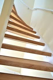 Wie wäre es zum beispiel mit einer hochwertigen verkleidung, die die optik so stark verändert, dass ihre treppe wie neu aussieht. Offene Treppe Renovieren Treppen Renovierungen Schran