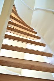 Je nach lage der treppe im haus ist es möglich, die seitlichen abschlüsse den bedingungen wird die treppe in das wohnkonzept mit einbezogen, ist es manchmal besser den raum unter der treppe zu verkleiden. Offene Treppe Renovieren Treppen Renovierungen Schran