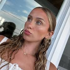 Kelsey Hoff's Instagram, Twitter & Facebook