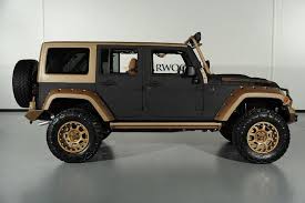 Jeep® wrangler unlimited est vendue avec toute une gamme d'équipements de sécurité de série ou en option comme les airbags avant de série et airbags latéraux supplémentaires avec détection par capteur en option. This Jeep Wrangler With Xd Wheels Is Desert Darkness
