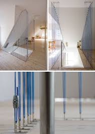 No Topo Desta Escada Nesta Casa Moderna Cordas Finas E Azuis Foram Adicionadas Para Criar Uma Barreira De Stairs Design Modern Staircase Design Stair Railing