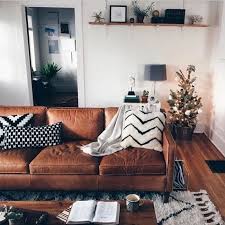 Une nouvelle conception moderne salon marocain 2016 composé des banquettes biens ornées, une table de basse au centre de haute sculpture une nouvelle conception de salon marocain en bois hêtre réalisé par les stylistes et experts décorateurs qui ont consacré plusieurs mois dans la réflexion. Joli Salon Marocain Avec Canape En Cuir Marron Tapis Beige Parquet En Bois Fonce Deco Salon Canape Marron Decoration Salon Canape Marron Canape En Cuir Marron