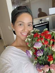 H'hen niê xúc động khi một khán giả đến gặp và tặng cô ổ bánh mì. H Hen Nie Chuc Má»«ng Ä'en Vau Ra Mv Má»›i NhÆ°ng Cach XÆ°ng Ho Má»›i Khiáº¿n Dan Máº¡ng Chu Y