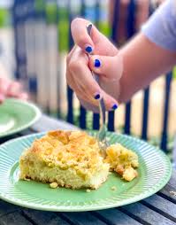 Das rezept für den rhabarberkuchen mit pudding und streusel besteht aus vier fertigungsschritten. Rhabarber Streusel Vom Blech Rhabarberrezept Mit Hefeteig Berlinmittemom