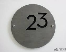 Numeros De Maison Modernes Noir Rond Avec L Acrylique Etsy In 2020 Modern House Number House Address Sign House Numbers