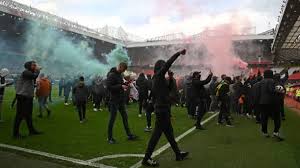 The official manchester united website with news, fixtures, videos, tickets, live match coverage, match highlights, player profiles, transfers, shop and more. Kulminaciya 16 Let S Momenta Priobreteniya Kluba Glejzerami Fanaty Myu Obyasnili Pochemu Sorvali Match S Liverpulem Futbol 24