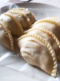Kita juga dapat menyimpan karipap siap goreng dengan cara menaruhnya di dalam freezer sehingga ketika ingin makan karipap tinggal di goreng saja, atau dijadikan bisnis karipap untuk dijual juga okehh. Step By Step Buat Karipap Pusing Rangup Sedap Ikut Cara Ni Je Gerenti Jadi Pa Ma