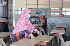 Selain itu, gotong royong adalah adat istiadat tolong menolong antara warga dalam berbagai macam aktivitas. Srihjb Gotong Royong Sempena Pembukaan Sekolah Pusat Pendidikan Hidayah
