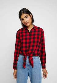 La modella è alta 1,77 m e indossa una taglia m. Come Abbinare La Camicia A Quadri Questa Primavera Estate