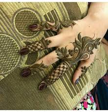 Green Henna Mehndi Body Art From Ancient India In Which Decorative Designs Are Created On A Person S Body U Mehndi Designs Henna Designs Rose Mehndi Designs