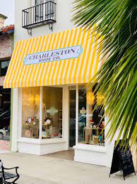 Where To Go La Jolla Shopping Mall Boutiques Gifts More La Jolla Mom Yellow Exterior Boutique Exterior Store Display Design