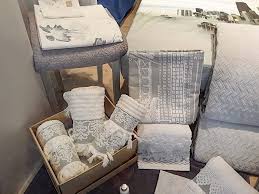Dallo stesso, ovviamente, riceve altrettanto. Completo Letto E Spugna Nelle Vetrine Di Dosio Biancheria Per La Casa Cirie