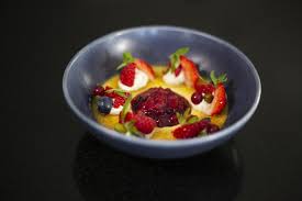 Oetker warten nur darauf, von ihnen entdeckt zu werden. Rezept Creme Brulee Mit Pistazien Roten Beeren Von Franck Giovannini