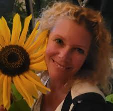 Why does Claire not wear much eye makeup in the 1700s?