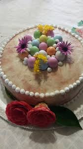 Torta Pasquale Decorata Con Panna Marmorizzata Alla Fragola Meringhette Ovetti Di Cioccolato E Fiori Decorazioni Con Panna Cioccolato Torte