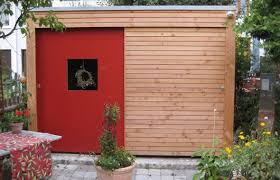 Geratehaus Mit Roter Tur Sonderanfertigung Material Rhombus Leisten Aus Douglasie Unterkonstruktion Schwarz Rahmenkonst Holz Im Garten Geratehaus Holz Haus
