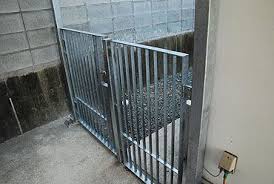 犬舎及び鉄製フェンス 鉄製門扉工事 有限会社 池上鉄工一級建築士事務所 建築士 玄関アプローチ 一級建築士