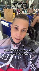 My short hair getting a hair cut, muchas mujeres van al salón yo voy a...