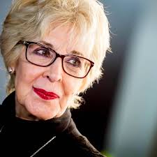 Concha Velasco se despide del público de Madrid con el ministro de Cultura,  referencias al covid y al emérito