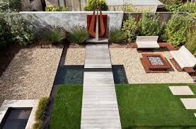 Kleinergarten Sitzplatze Im Garten Modern Und Bequem Gestalten In 2020 Vorgarten Ideen Garten Gestalten Gartengestaltung Ideen