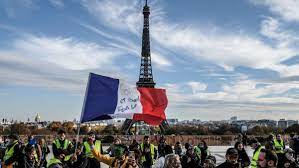 There are 8161 more people infected in france today. Hold Up Frankreich Debattiert Corona Verschworungsfilm Br24
