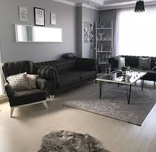 Koyu Ve Acik Tonlarin Kontrasti Duvarlarda Tipografik Ve Pop Art Posterler Ve Dekoru Sik Oturma Odasi Takimlari Oturma Odasi Tasarimlari Oturma Odasi Fikirleri