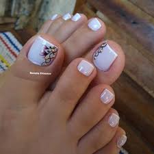 No podían faltar las flores en las uñas de los pies, realizando un trabajo reducido pero con un resultado sorprendente. Pintados De Unas De Pies Con Flores