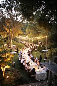 Como vemos, se trata de una celebración de boda en un jardín en la que la decoración es muy sencilla y natural, empezando por unas sillas de madera, una mantelería en beige, unas lucecitas colgando de los árboles y unos. 18 Ideas Para La Decoracion Con Luces Para Bodas A Copiar