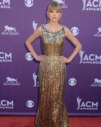 Taylor swift looked every bit the golden goddess when it came to her red carpet fashion for the 2013 american music awards. 13 Times Taylor Swift Wore Her Signature Gold Sparkly Dress