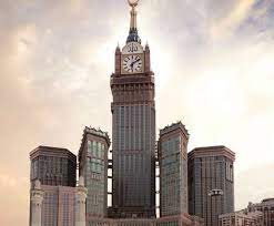 شاب متهور يسير على حافة برج ساعة مكة أعلى قمة في السعودية http ift tt 2rvgdo6 rascacielos arquitectura arabia saudita