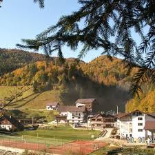 Complexul turistic cheile grădiștei fundata are peste 370 de camere și 800 de locuri de cazare, iar terenurile de fotbal și de tenis, sala sporturilor și arena de biatlon fac din această stațiune o destinație unică. Cheile Gradistei Moeciu Brasov 3 Stele Fii Activ Calatoreste Active Travel Agentie Turism Din Brasov